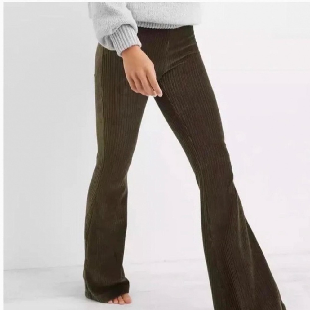 Aerie Groove-On Velour High-Waisted Ribbed Flare Pants 1970s Olive Green small‎